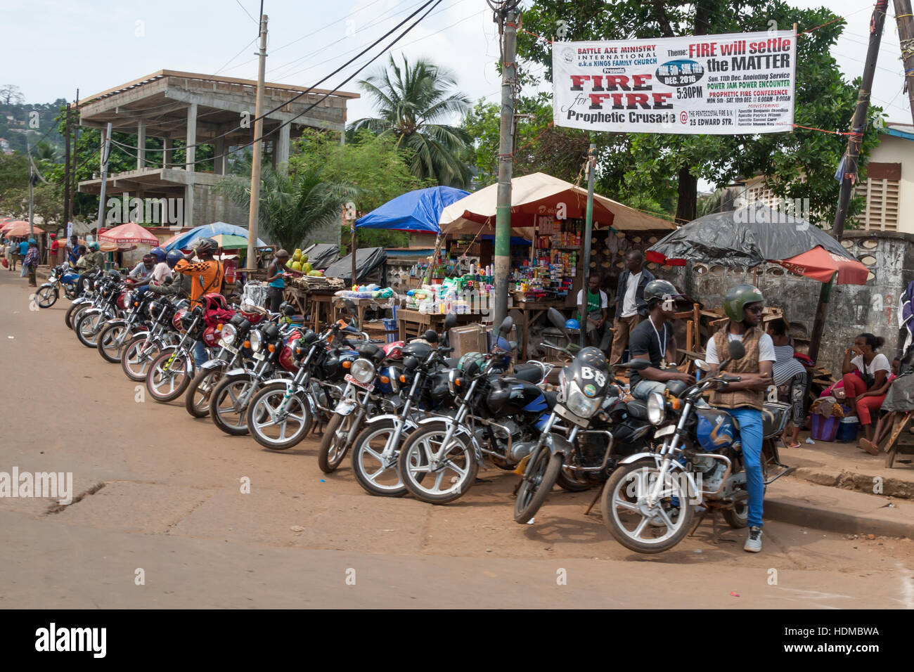 In Africa i taxi motociclistici sono chiamati Okadas in molti paesi africani. Sono i mezzi di viaggio più veloci ed economici. Foto Stock