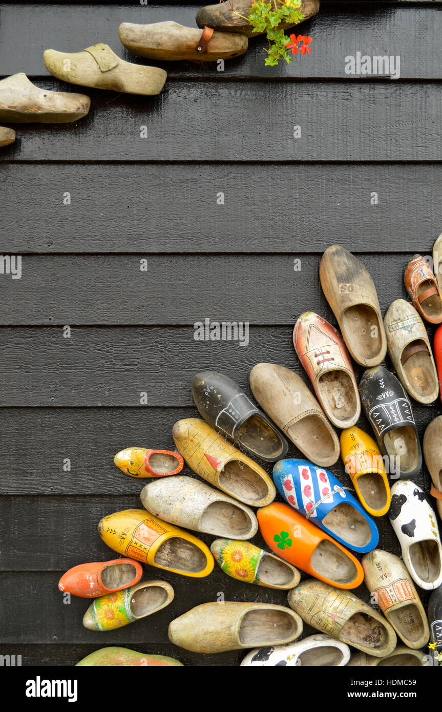 ZAANSE SCHANS, PAESI BASSI - 21.09.2015: Handmade zoccoli olandese nella parte anteriore del cassone in legno Kooijman officina Foto Stock