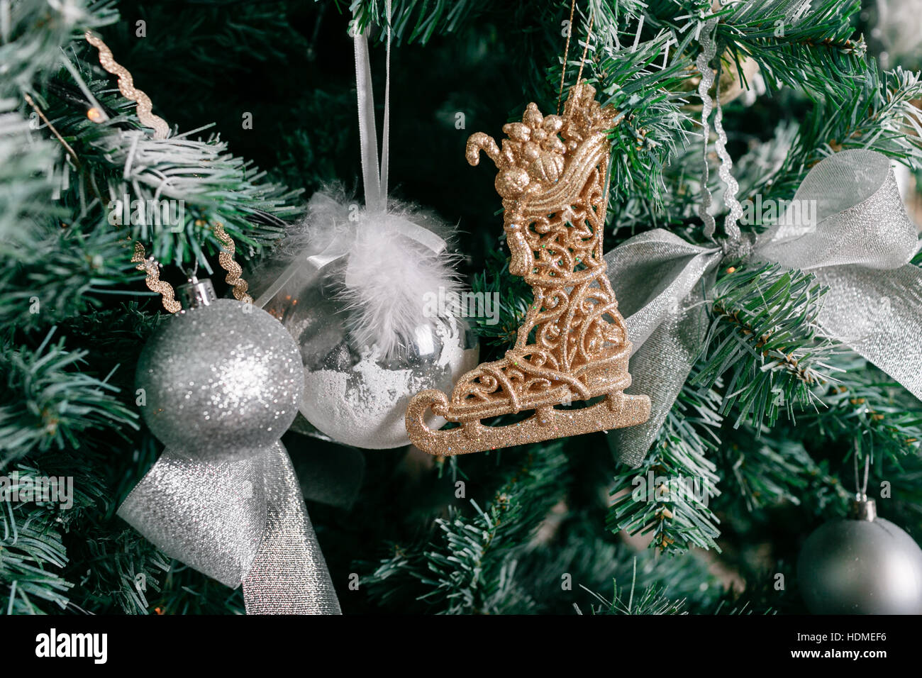 Albero Di Natale Con Pigne E Neve.Close Up Di Albero Di Natale Con Ornamenti Baubles Prua I Fiocchi Di Neve Pigne E Luci Foto Stock Alamy