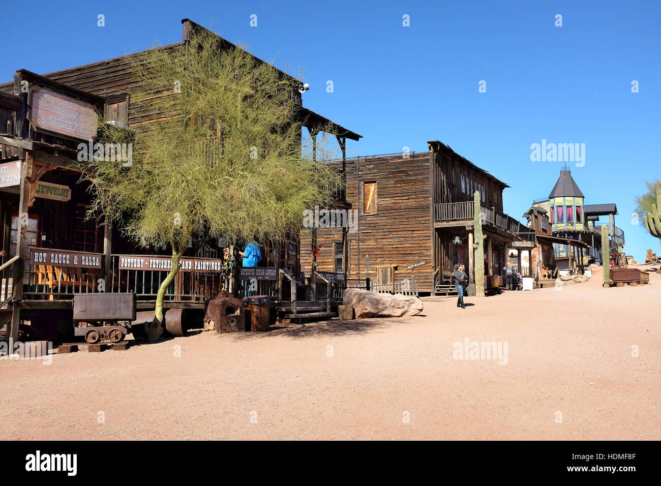 Negozi e cercando la strada verso la Lu Lu Bordello all'Goldfield Ghost Town, in Apache Junction, Arizona, off route 88. Foto Stock