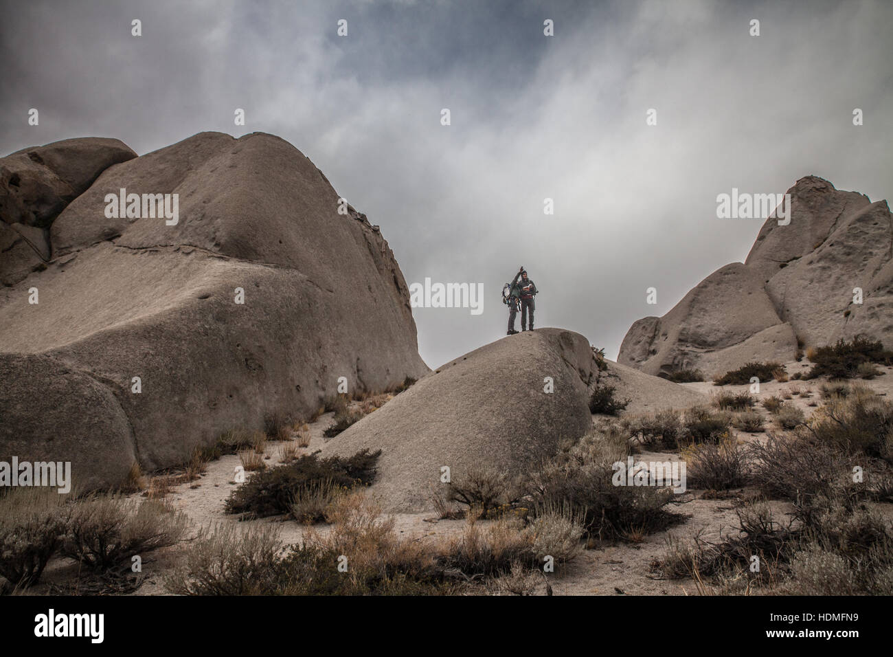 Scalatori in un campo di massi vicino a Bishop, California Foto Stock