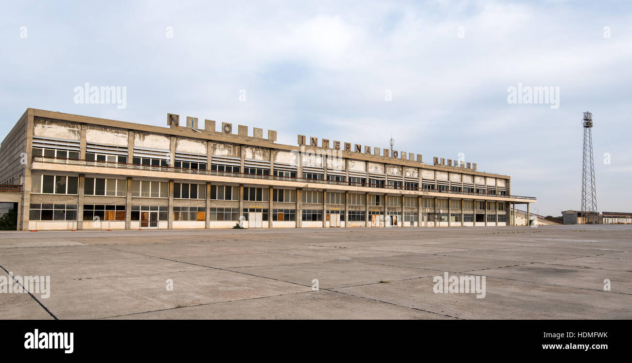 Vista esterna dell'edificio abbandonato di Nicosia International Airport si trova nella zona di buffer di Cipro Foto Stock