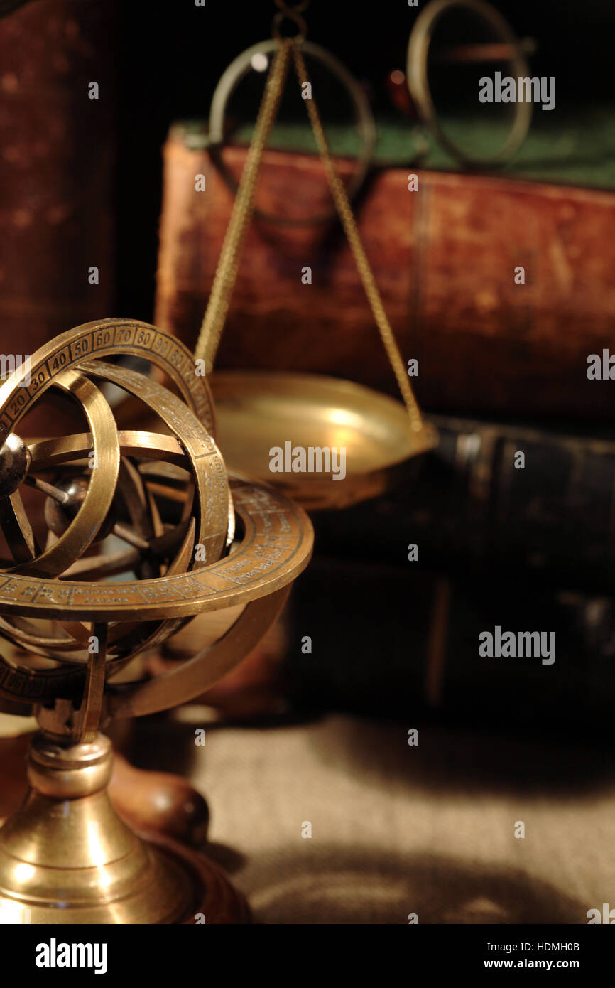 Vintage vita ancora con sfera armillare globe nei pressi di libri Foto Stock