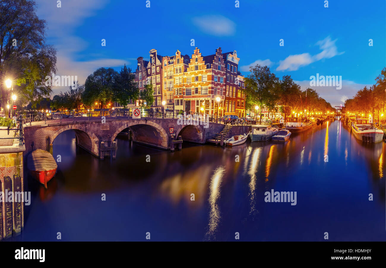 Notte Vista sulla città di Amsterdam canal e ponte Foto Stock