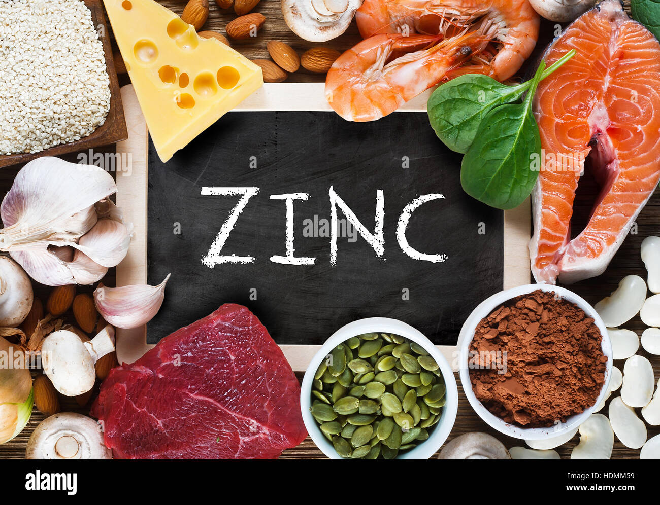 Gli alimenti ricchi di zinco come il salmone, pesce-gamberetti, carne, formaggio giallo, spinaci, funghi, cacao, semi di zucca, aglio, sesamo, fagiolo e mandorle. Top vi Foto Stock