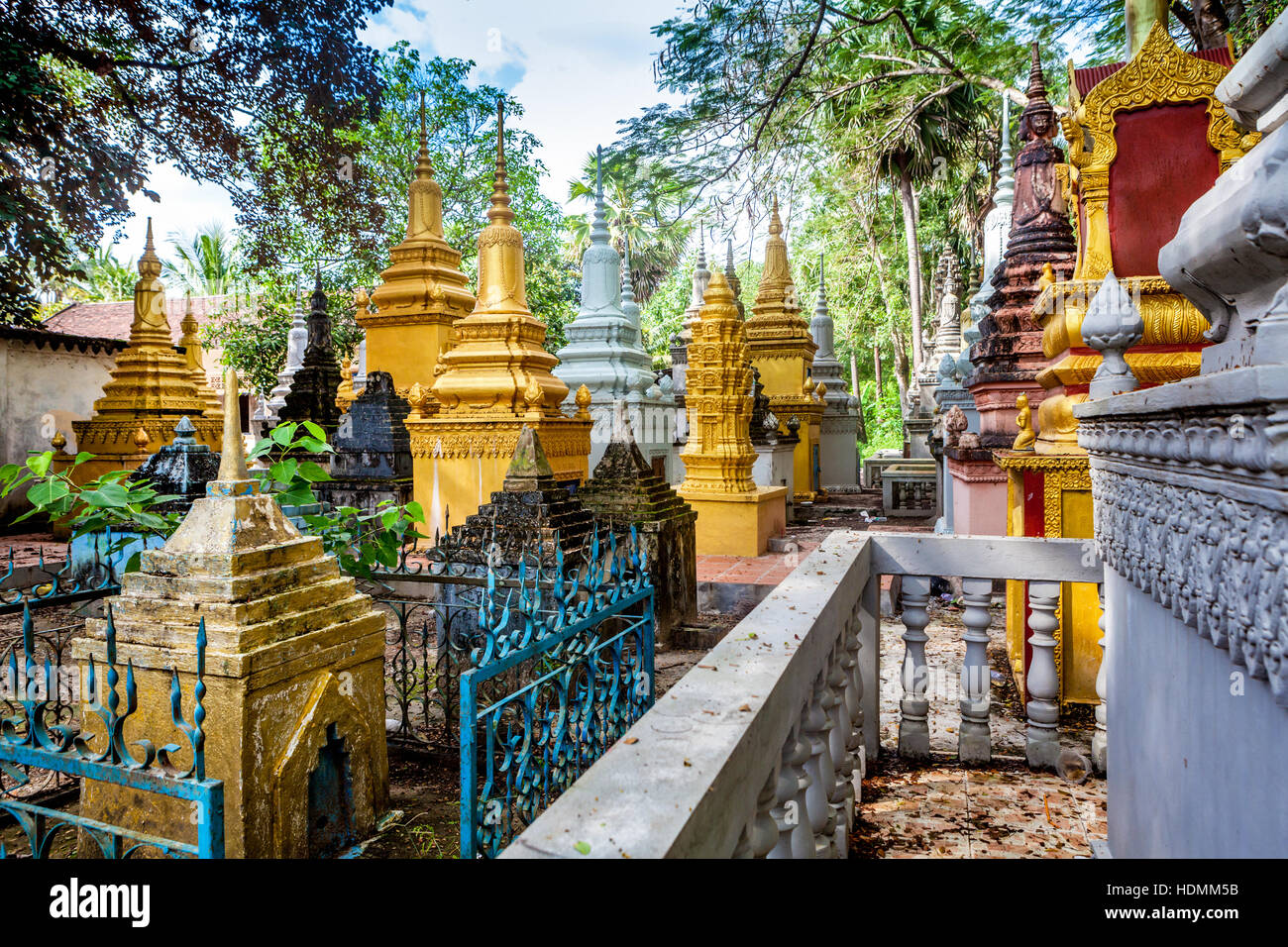 Il cimitero di Khmer in Siem Reap, Regno di Cambogia. Tombe rappresentante di antichi templi buddisti. Foto Stock