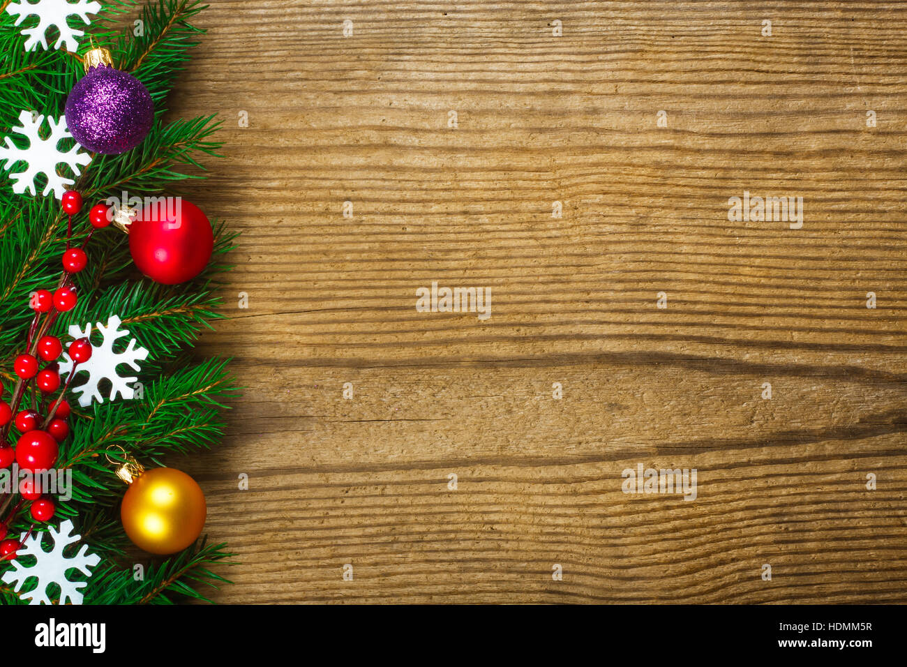 Sfondo di natale - decorazioni di Natale sul tavolo di legno Foto Stock