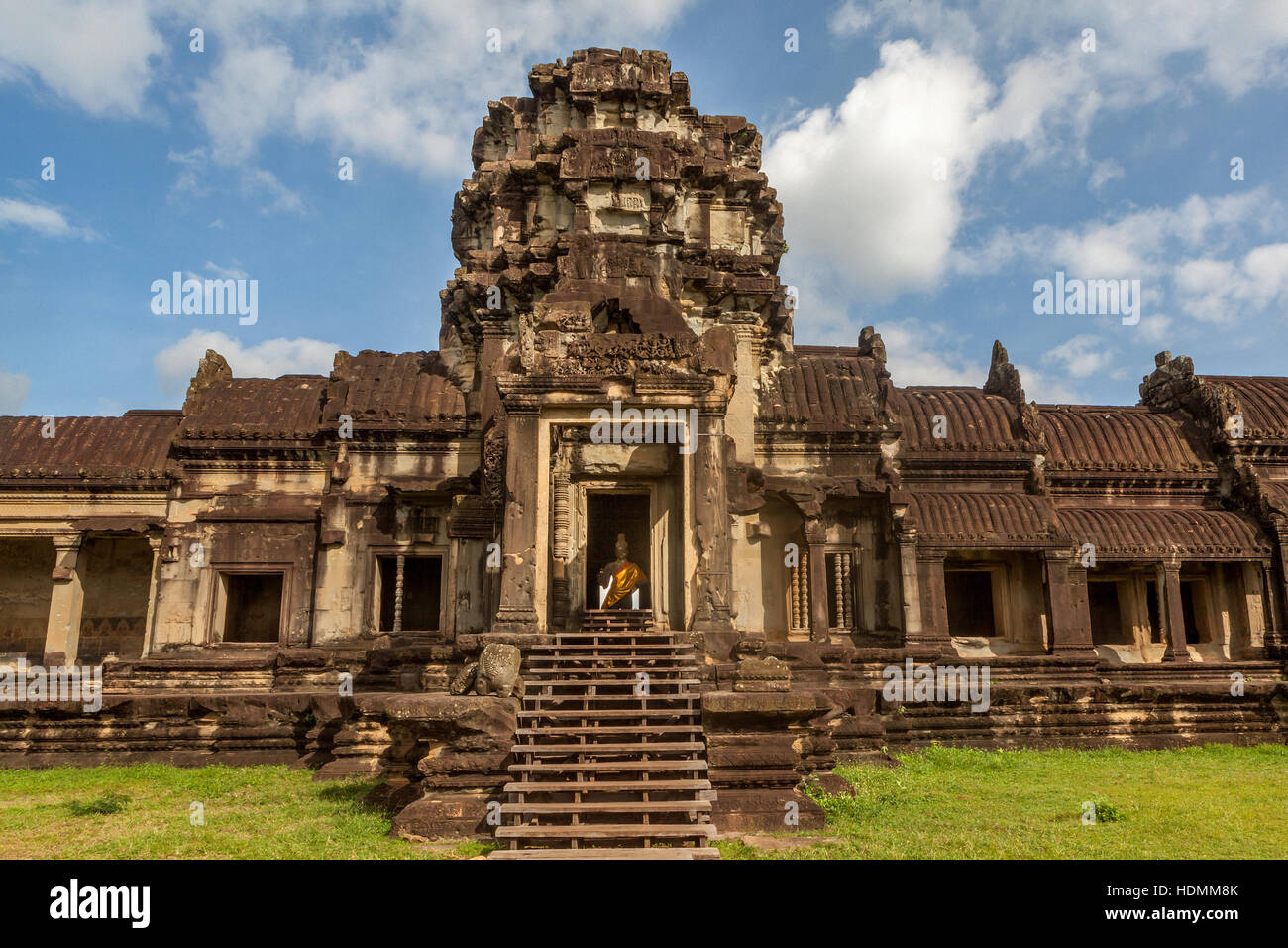 Facciata di un occidente affacciata voci al XII secolo tempio Khmer a Angkor Wat, Siem Reap, Regno di Cambogia. Foto Stock