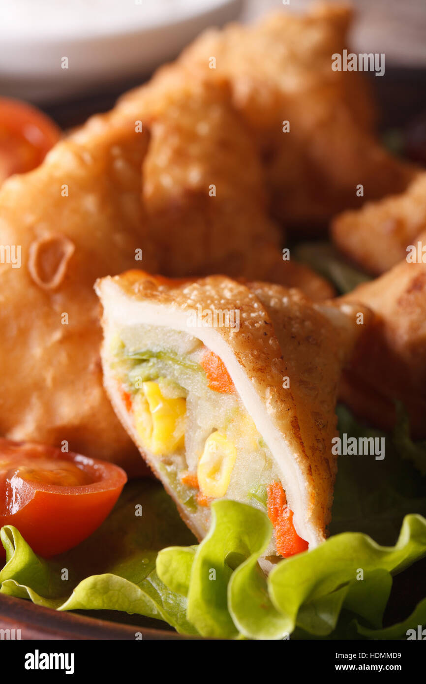 Indiano Vegetariano samosa sfoglia con patate e fagioli macro verticale. Foto Stock