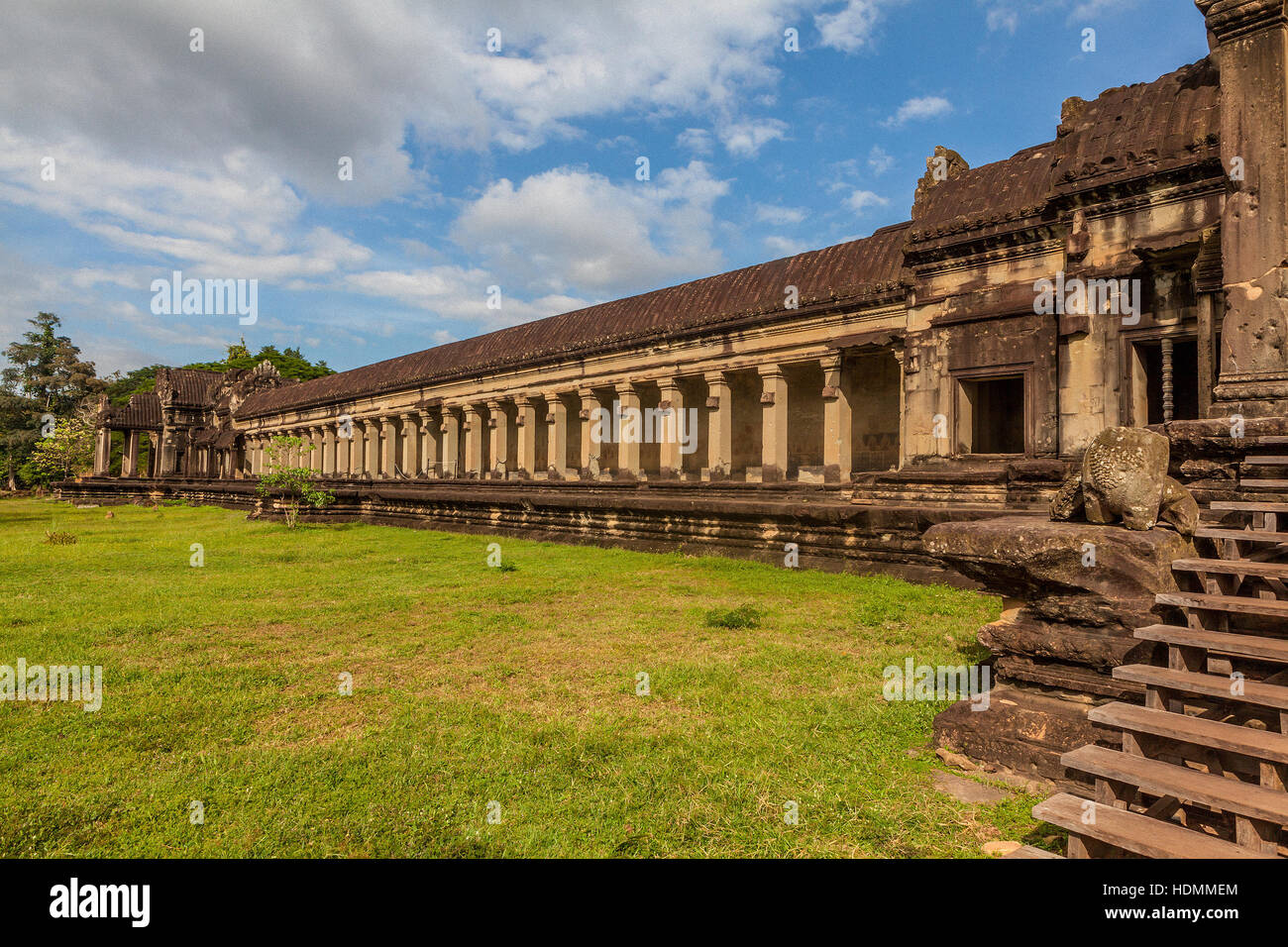 La facciata della antica, xii secolo tempio Khmer a Angkor Wat con la galleria del nord. Siem Reap, Regno di Cambogia. Foto Stock