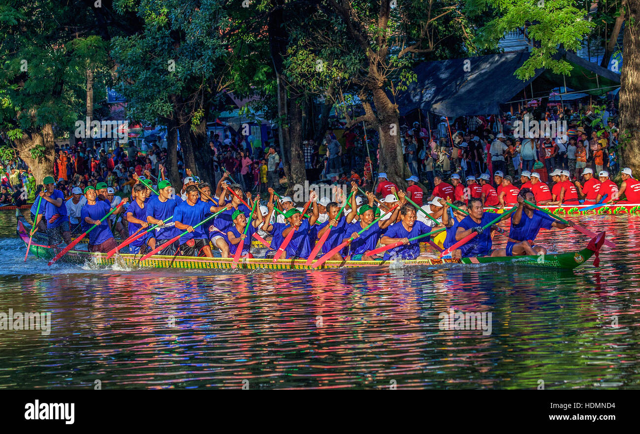 Dragon Boat Festival gara al Festival dell'acqua, Bon Om Touk, sul fiume Tonle Sap a Siem Reap, Cambogia. Foto Stock