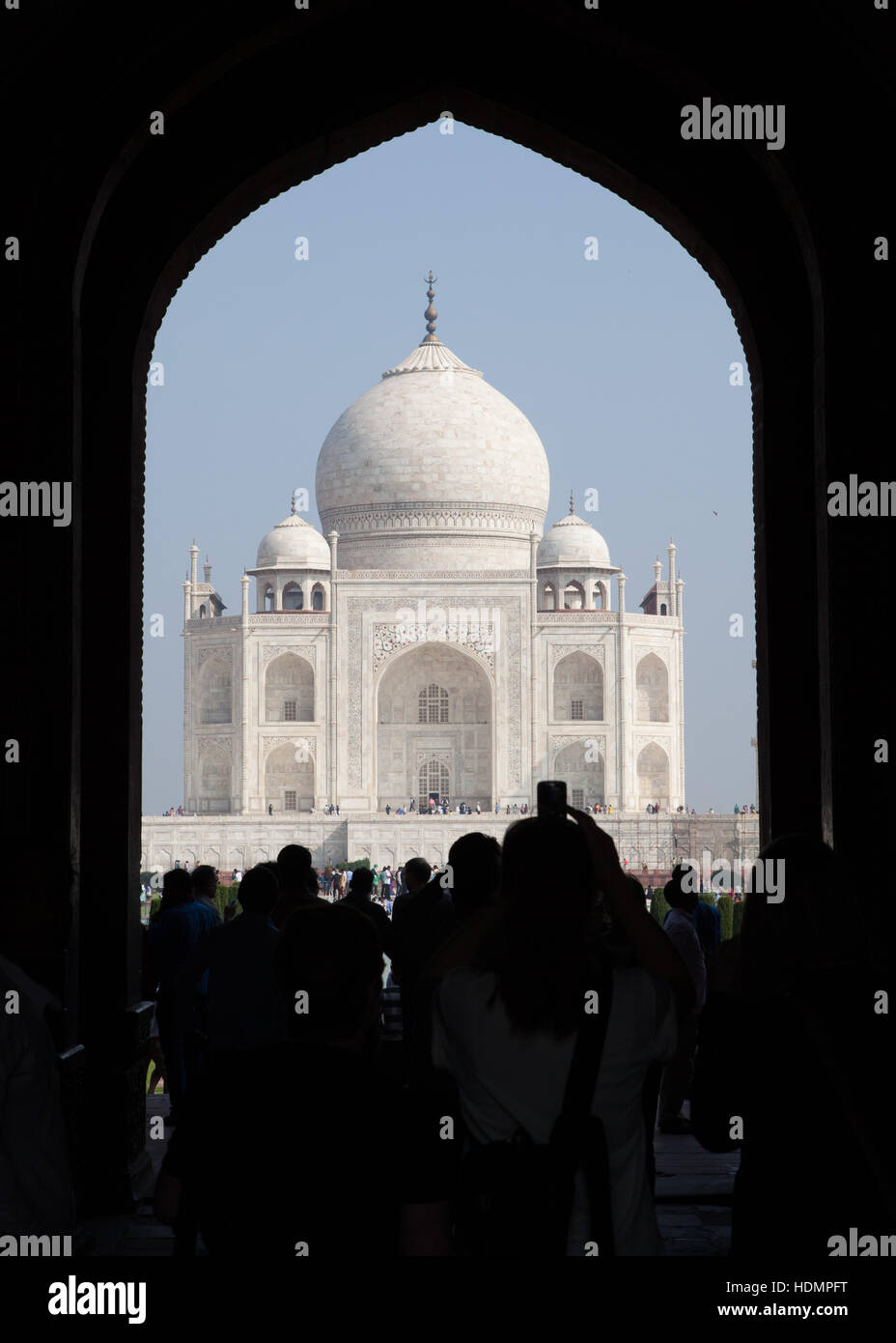 Il Taj Mahal mausoleo,vista attraverso il cancello di ingresso,Uttar Pradesh, India Foto Stock