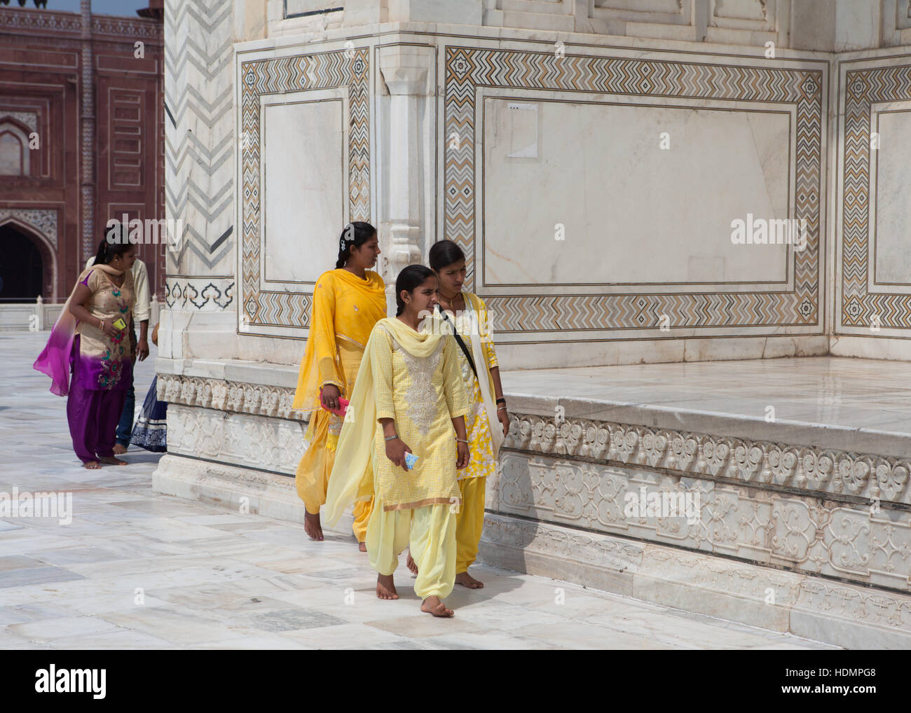 Un gruppo di donne locali al Taj Mahal mausoleo,l'India. Foto Stock
