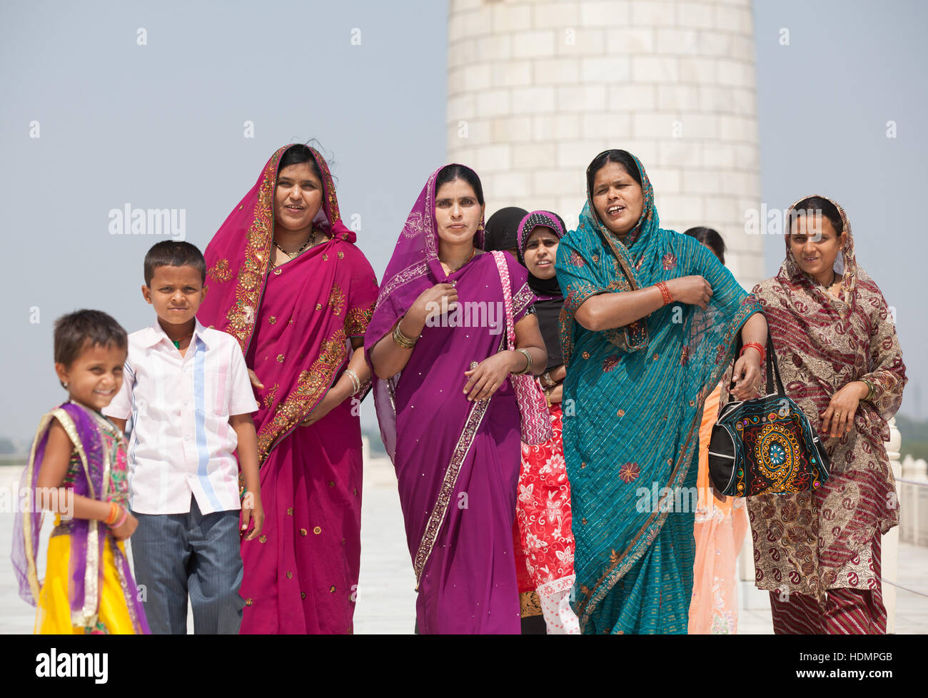 Il gruppo di donne indiane a piedi attorno al Taj Mahal, Agra, Uttar Pradesh, India, Foto Stock