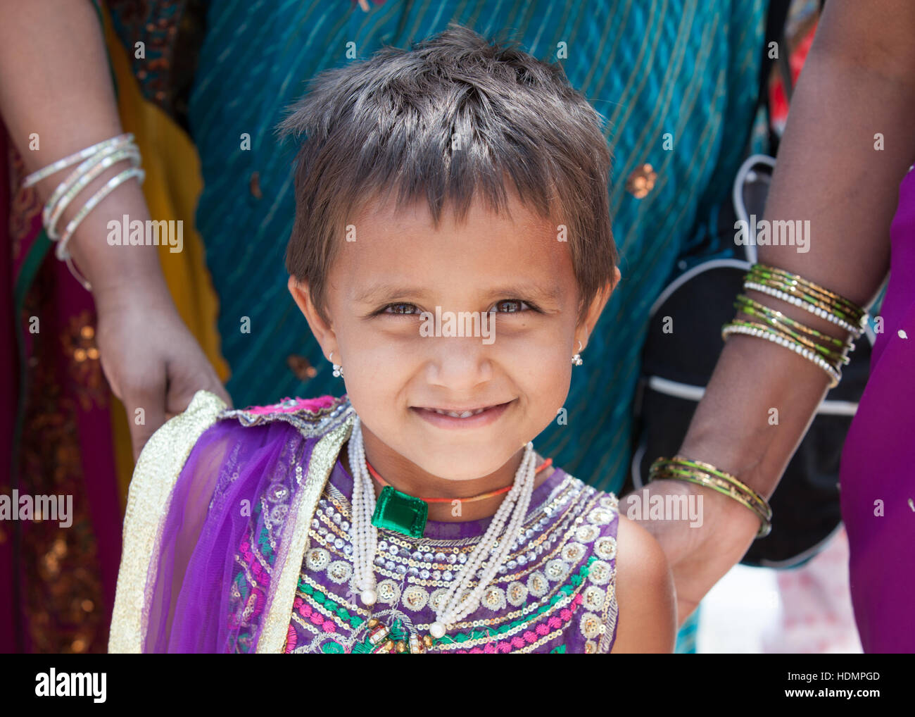Ritratto di una giovane ragazza guardando la telecamera,l'India. Foto Stock