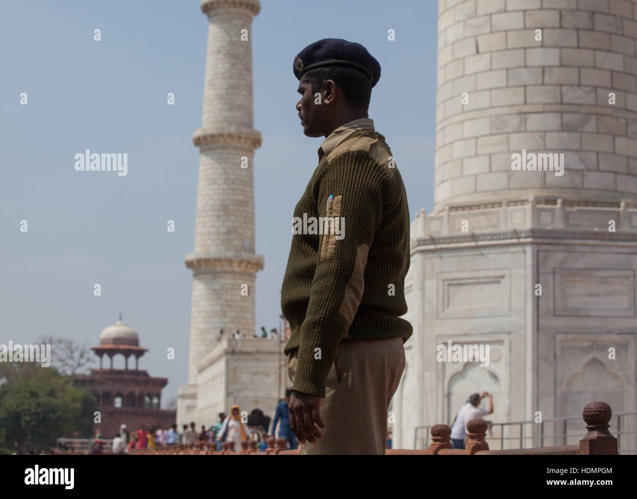 La guardia di sicurezza di fronte al Taj Mahal, Agra, Uttar Pradesh, India, Foto Stock
