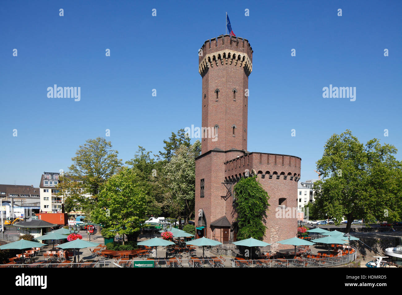 Torre di Malakoff, e Hafenterrasse café, Rheinauhafen, Colonia, nella Renania settentrionale-Vestfalia, Germania Foto Stock