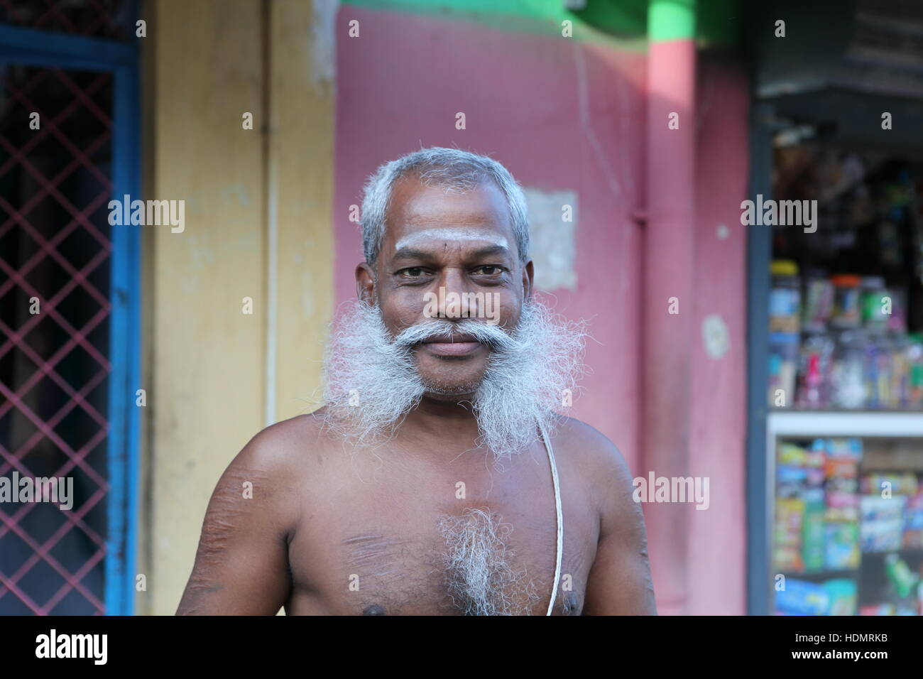 Uomo indiano con lunghi,bianco basette,Darasuram, India, © Foto Stock