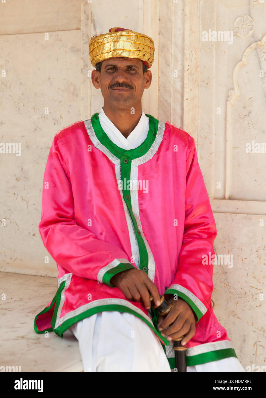 Tradizionalmente condita guard presso il palazzo della città,Jaipur Rajasthan,l'India. Foto Stock