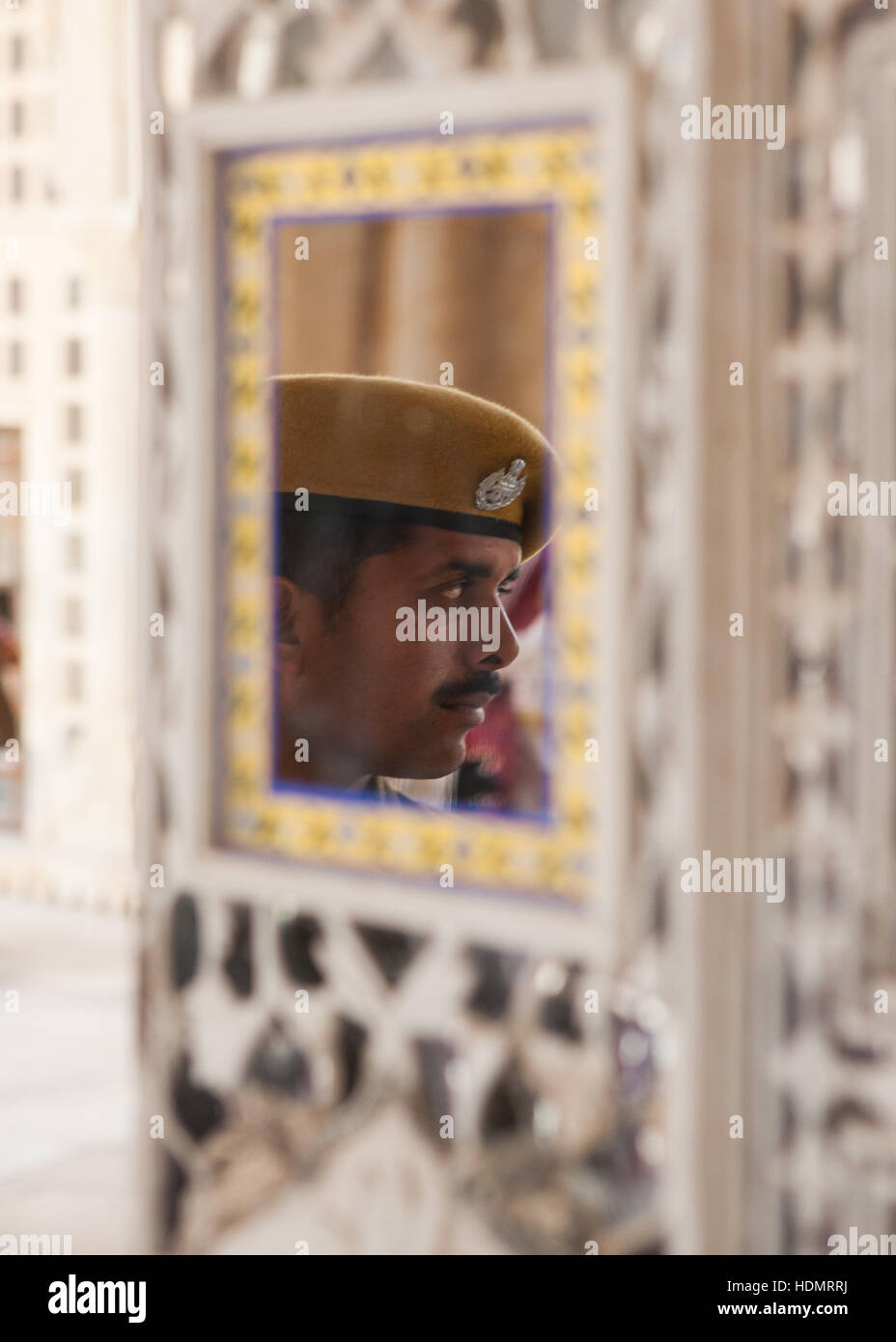 Un riflesso speculare di una guardia presso il palazzo della città,Jaipur Rajasthan,l'India. Foto Stock
