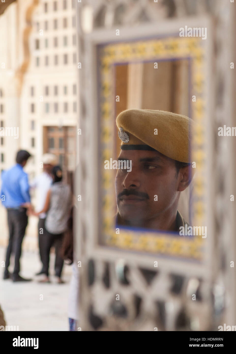 Un riflesso speculare di una guardia presso il palazzo della città,Jaipur Rajasthan,l'India. Foto Stock