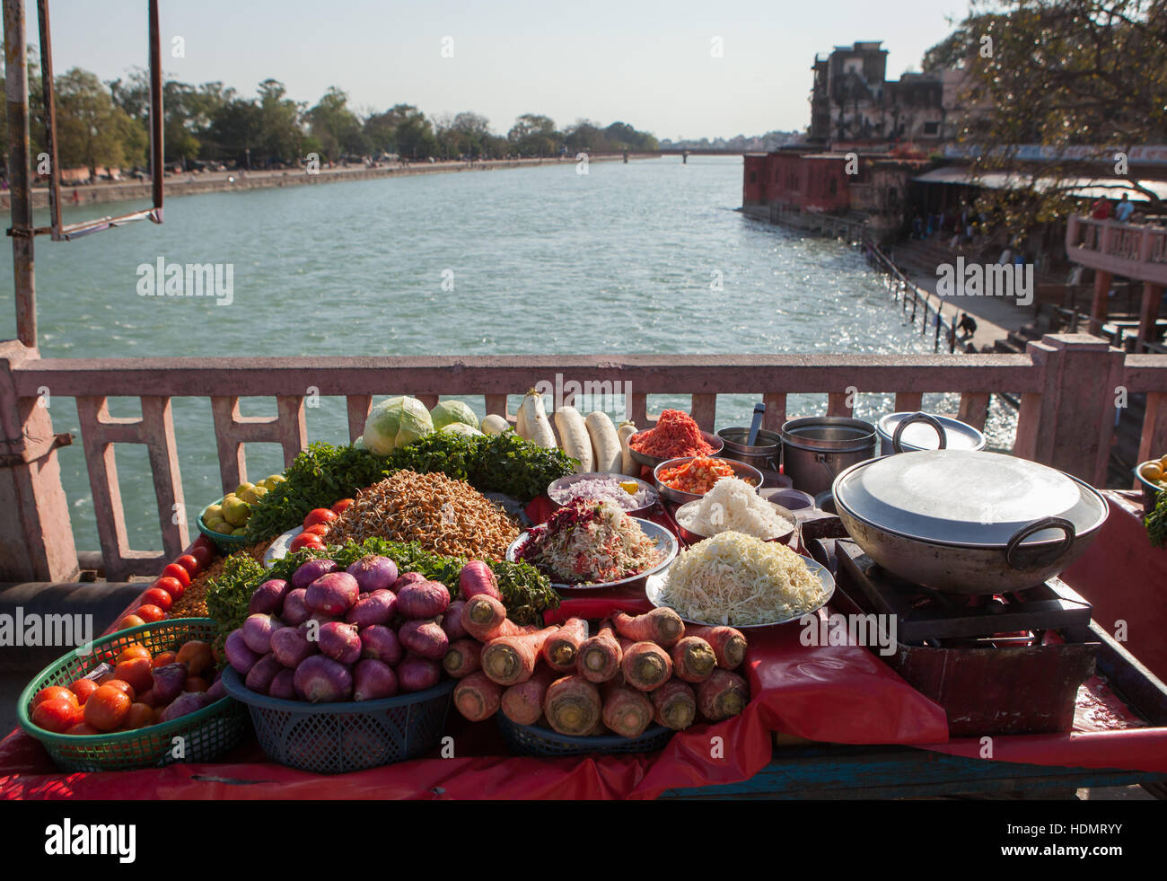 Pressione di stallo di cibo su un ponte in Haridwar, India Foto Stock