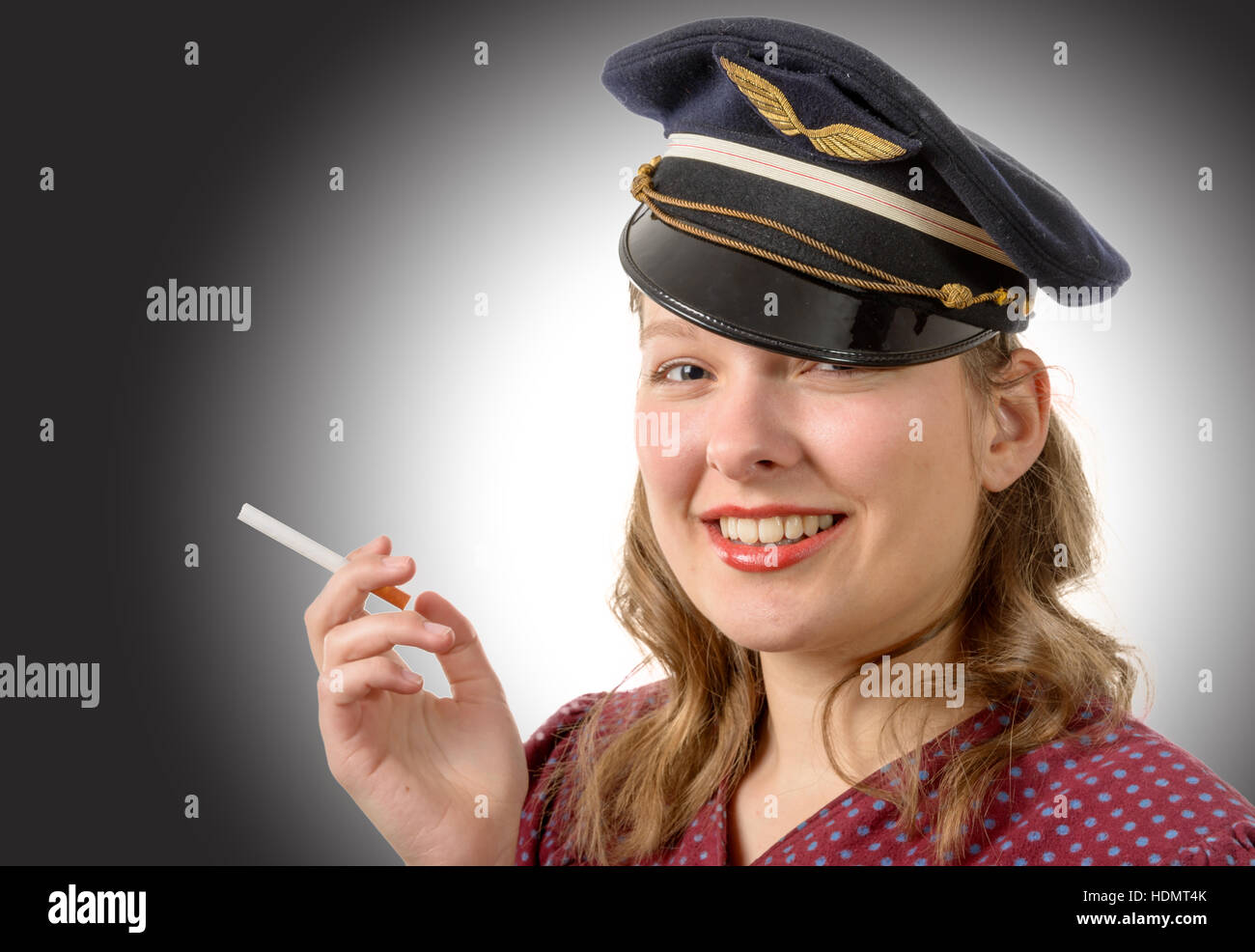 Giovane donna bionda con un cappello militare Foto stock - Alamy