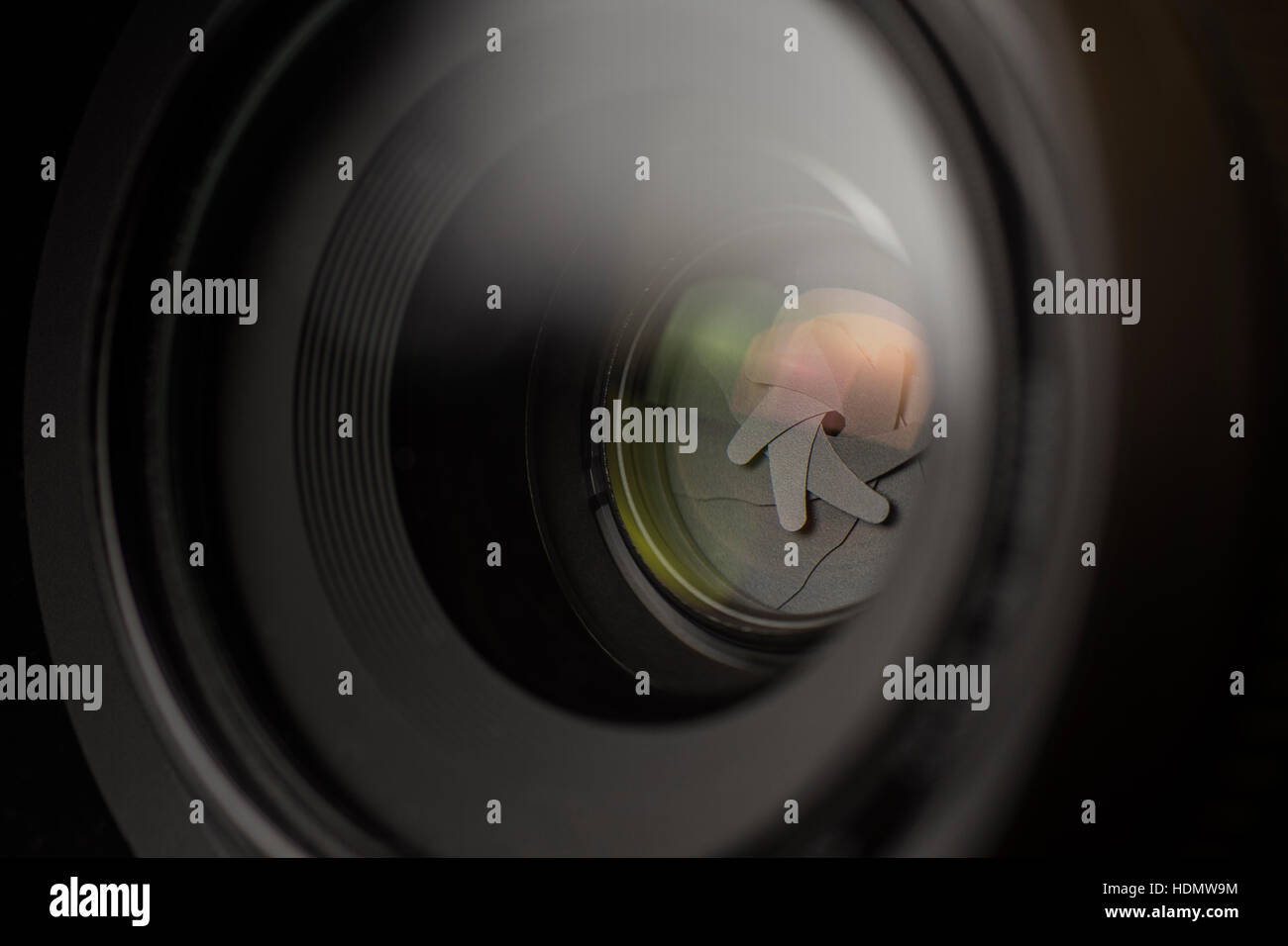 La lente della fotocamera vicino. DSLR Shutter sfondo. Foto Stock