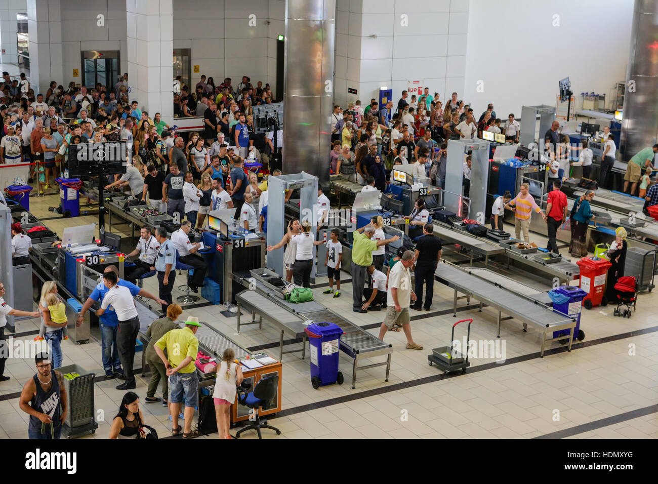 La sicurezza e il controllo dei passaporti all'Aeroporto Internazionale di Antalya, Turchia. Foto Stock