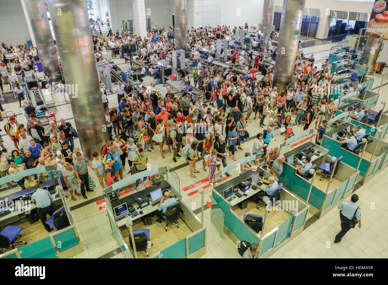La sicurezza e il controllo dei passaporti all'Aeroporto Internazionale di Antalya, Turchia. Foto Stock