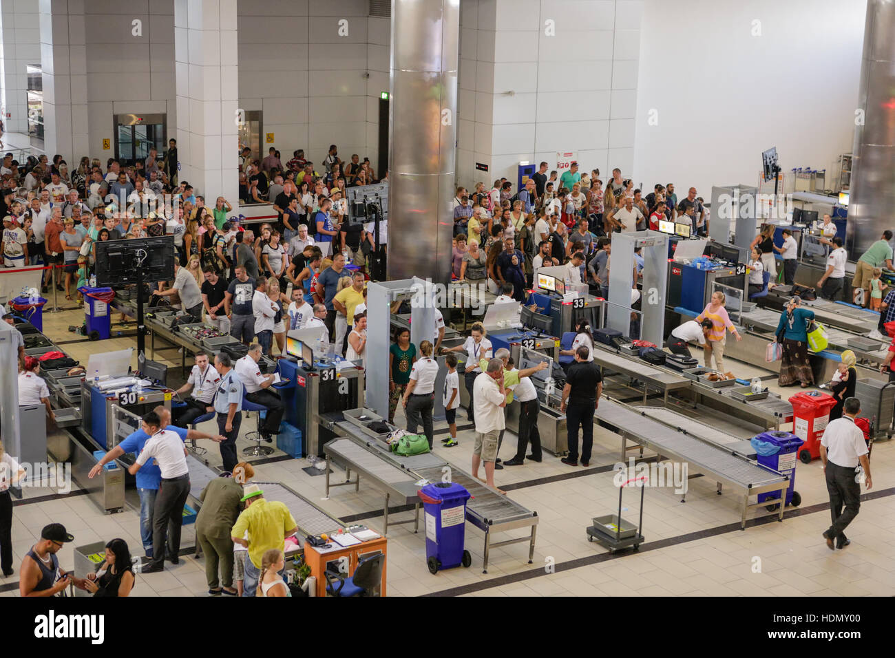 La sicurezza e il controllo dei passaporti all'Aeroporto Internazionale di Antalya, Turchia. Foto Stock