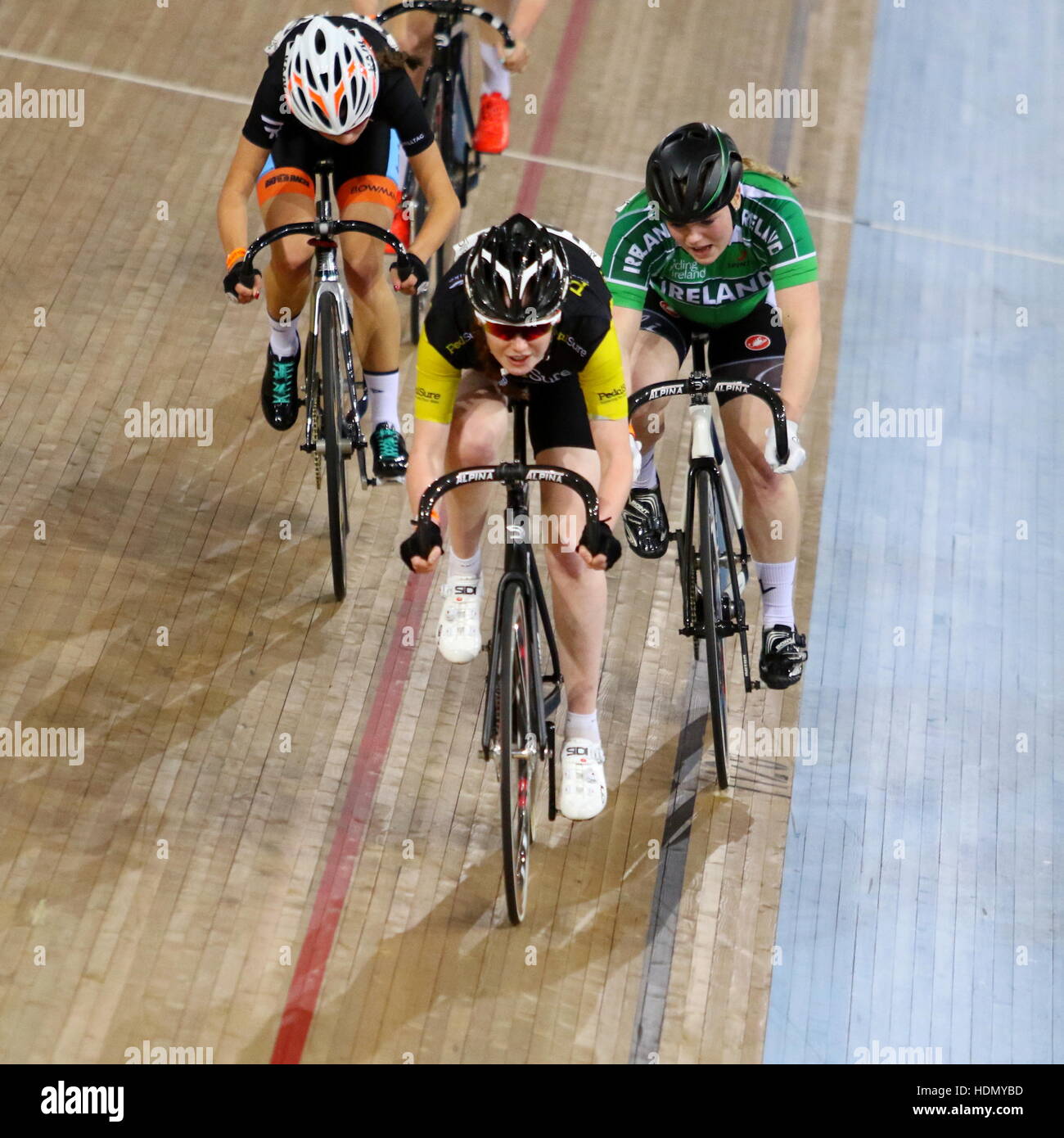 Lee Valley VeloPark, Londra, Regno Unito. 3 dicembre 2016.Rivoluzione Serie cingoli, Champions League Round 2. Finale del giro delle ragazze Furture stelle Scratch Rac Foto Stock