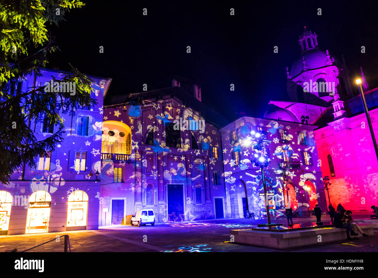 Festa di Natale decorazioni luci su facciate di edifici in Piazza Duomo a Como, Italia Foto Stock