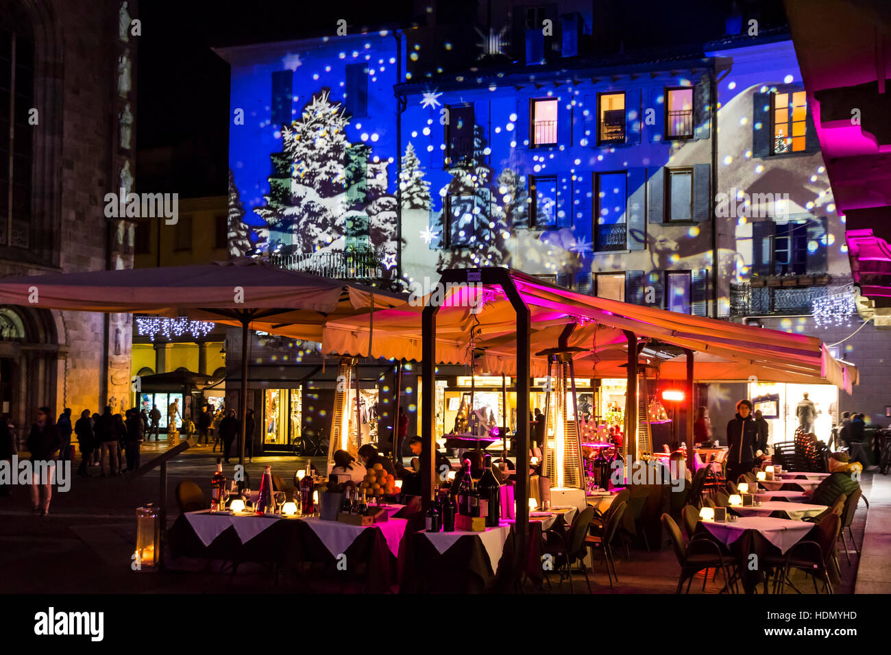 Festa di Natale decorazioni luci su facciate di edifici in Piazza Duomo a Como, Italia Foto Stock