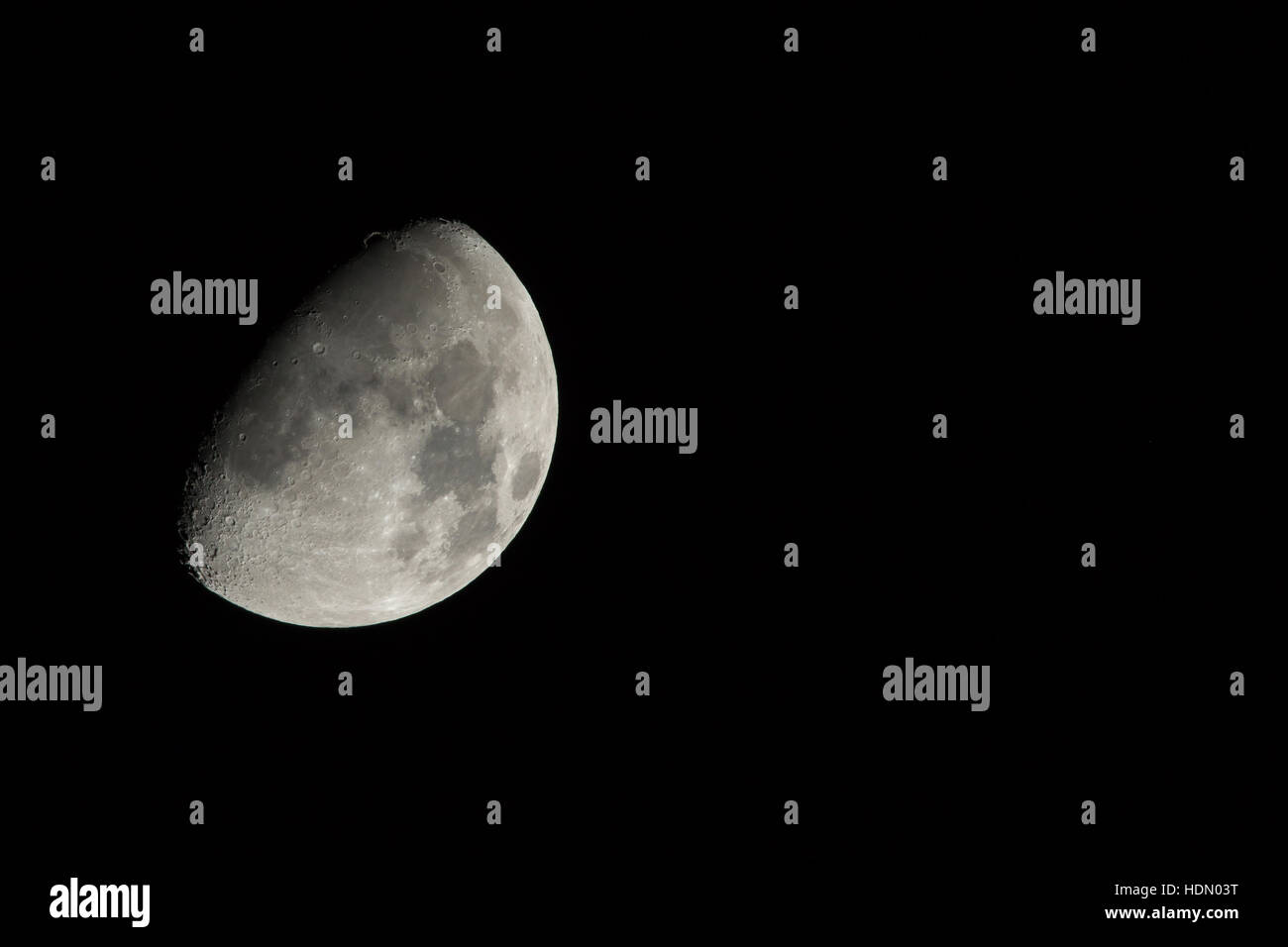 Waxing Gibbous Luna con copia o lo spazio di testo. Foto Stock