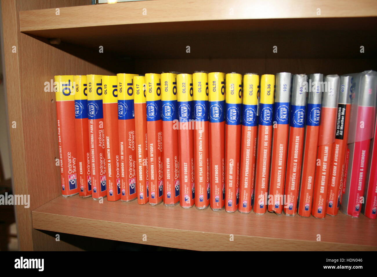 Una collezione di Ordnance Survey Tempo libero Mappe allineate su uno scaffale Foto Stock