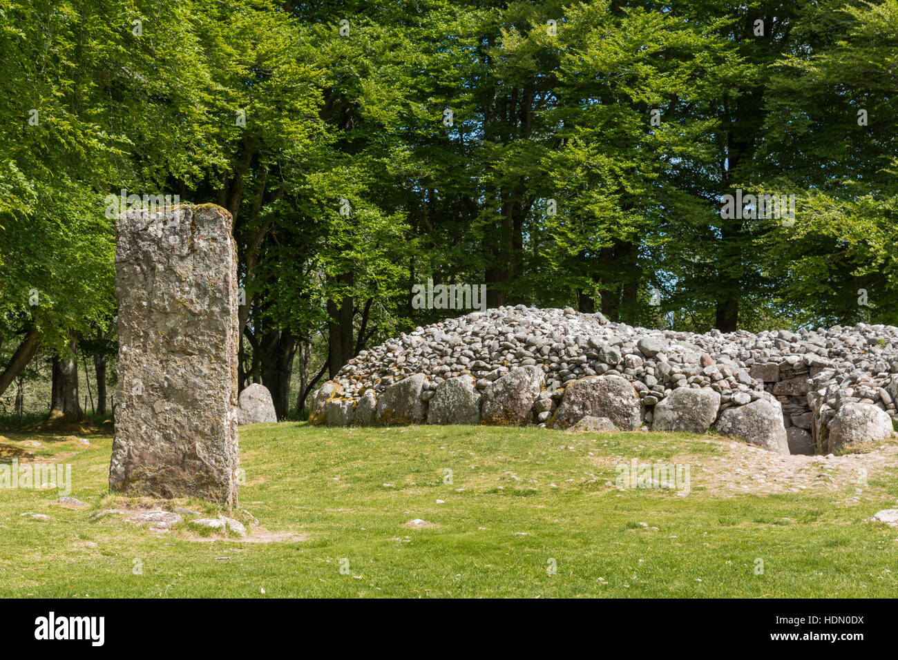 Menhir e la tomba circolare sito a Clava Cairns. Foto Stock