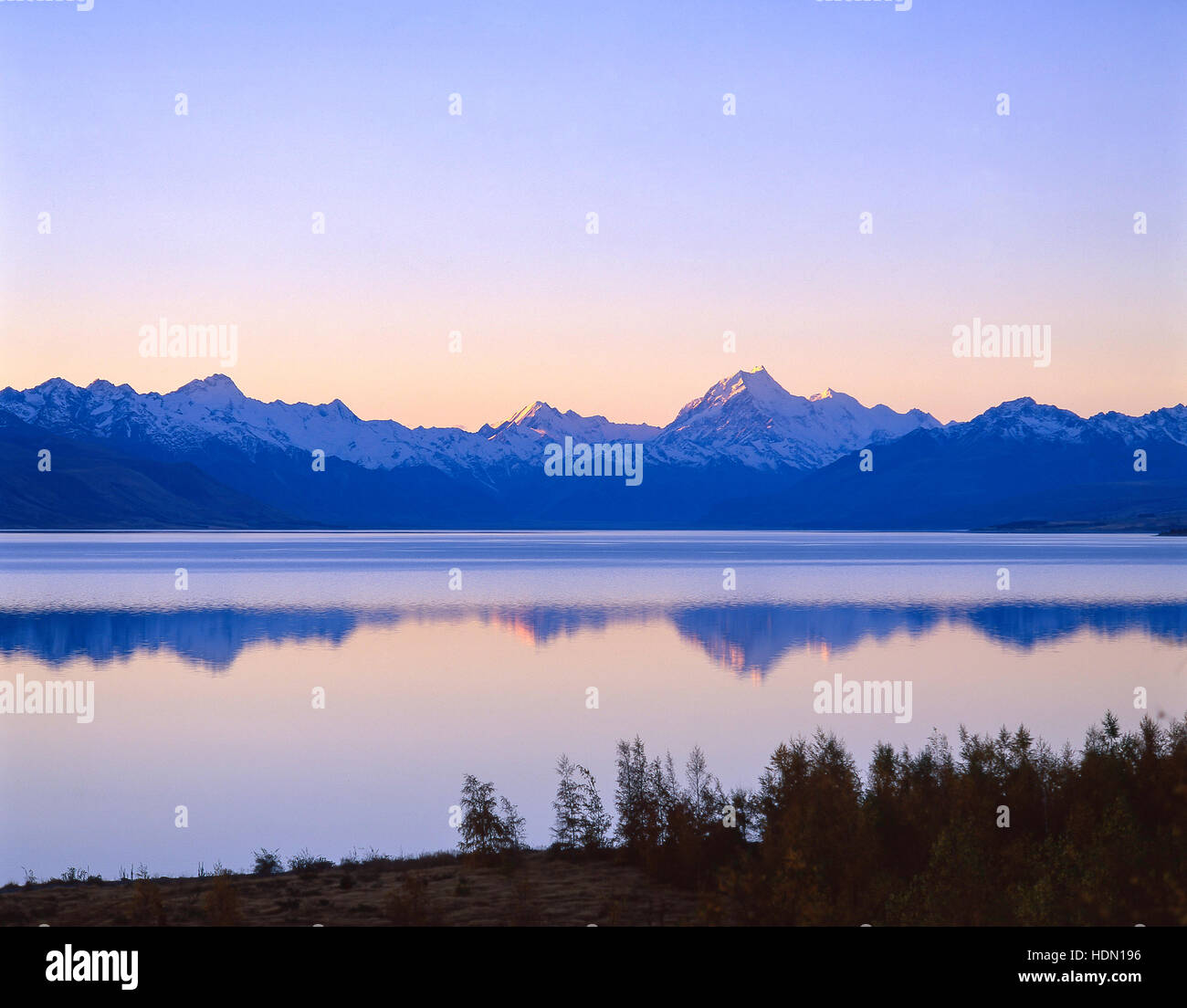 Monte Cook e Alpi meridionali attraverso il lago Pukaki, il distretto di Mackenzie, la regione di Canterbury, nuova Zelanda Foto Stock