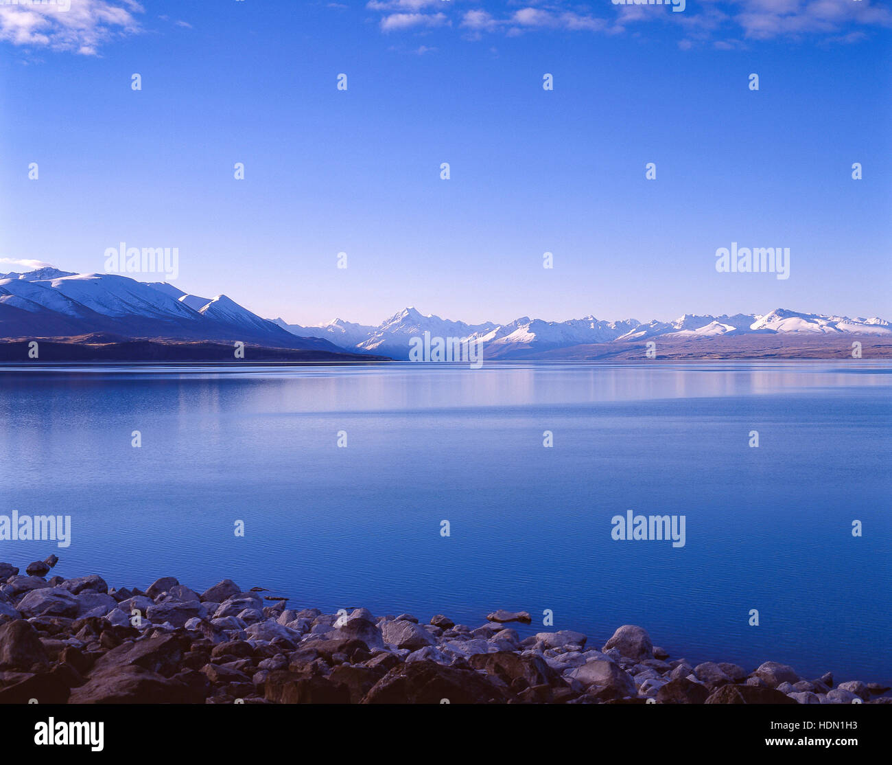 Mount Cook e Alpi del Sud attraverso il Lago Tekapo, Mackenzie District, regione di Canterbury, Nuova Zelanda Foto Stock