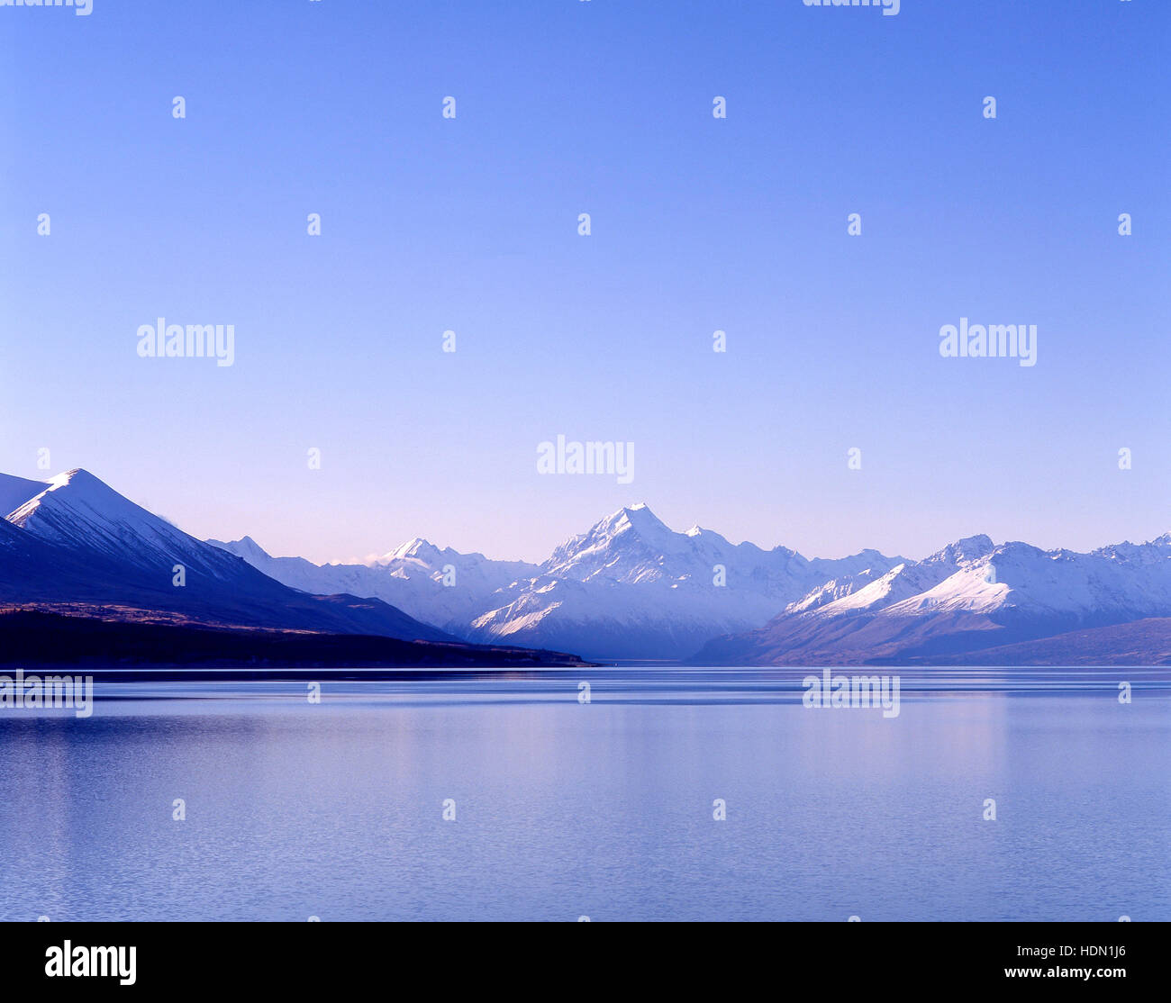 Mount Cook e Alpi del Sud attraverso il Lago Tekapo, Mackenzie District, regione di Canterbury, Nuova Zelanda Foto Stock