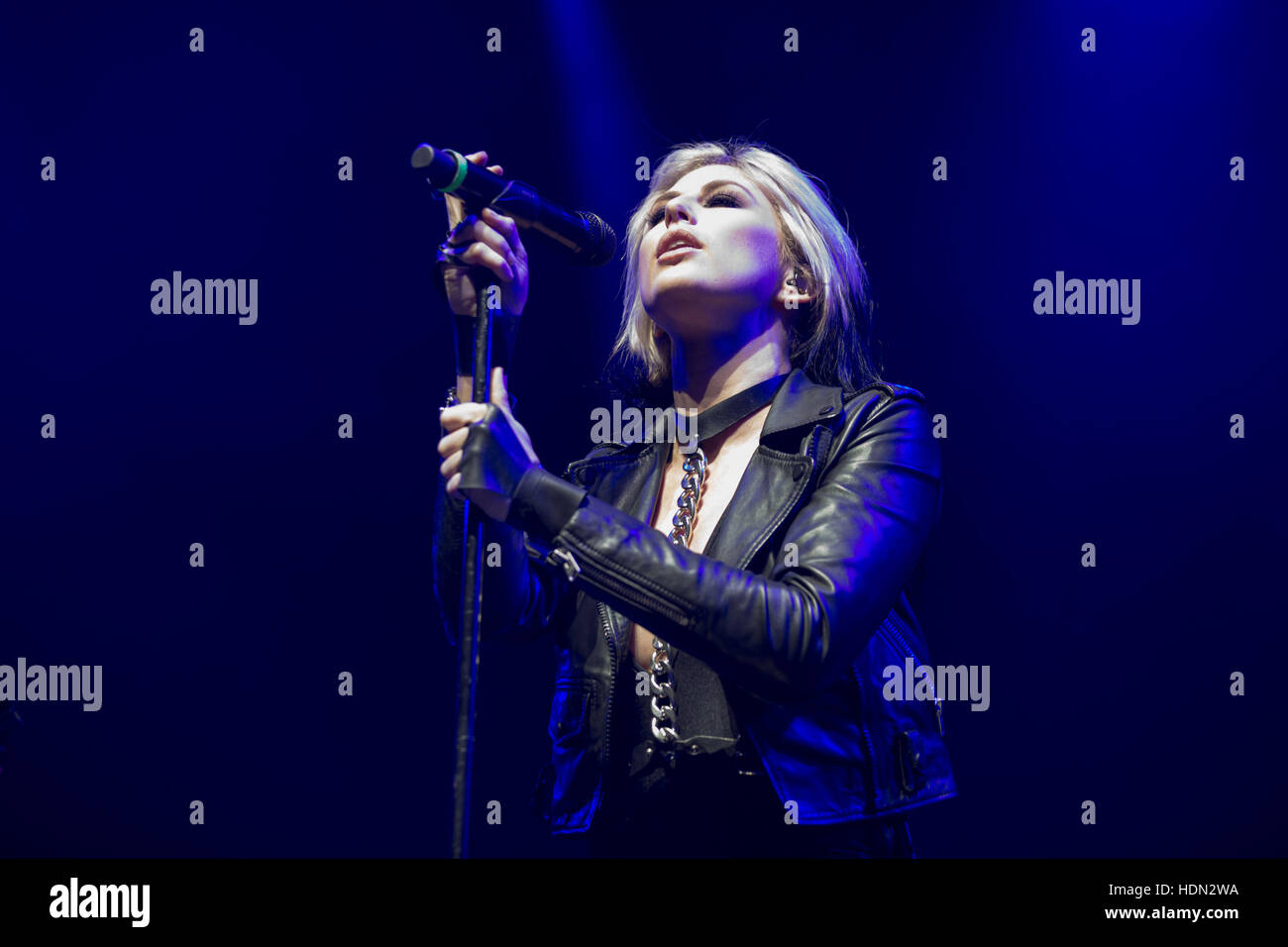 Inglewood, California, Stati Uniti d'America. Undicesimo Dec, 2016. SARAH BARTHEL di Phantogram durante il KROQ quasi acustico concerto di Natale presso il Forum di Inglewood, California © Daniel DeSlover/ZUMA filo/Alamy Live News Foto Stock