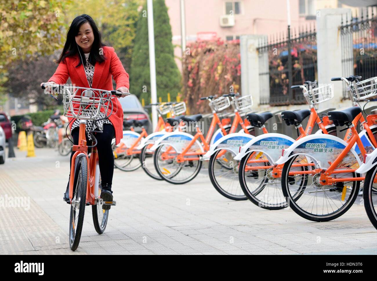 Pechino, Cina nella provincia di Shanxi. Xvi Nov, 2016. Un cittadino cavalca una bicicletta pubblica in Linfen, nel nord della Cina di nella provincia di Shanxi, nov. 16, 2016. Per risparmiare energia e ridurre le emissioni di carbonio, città della Cina ha preso provvedimenti come edilizia pubblica noleggio biciclette sistema di pavimentazione o più corsie di bicicletta per incoraggiare le persone a tragitto in bicicletta. © Li Huwei/Xinhua/Alamy Live News Foto Stock