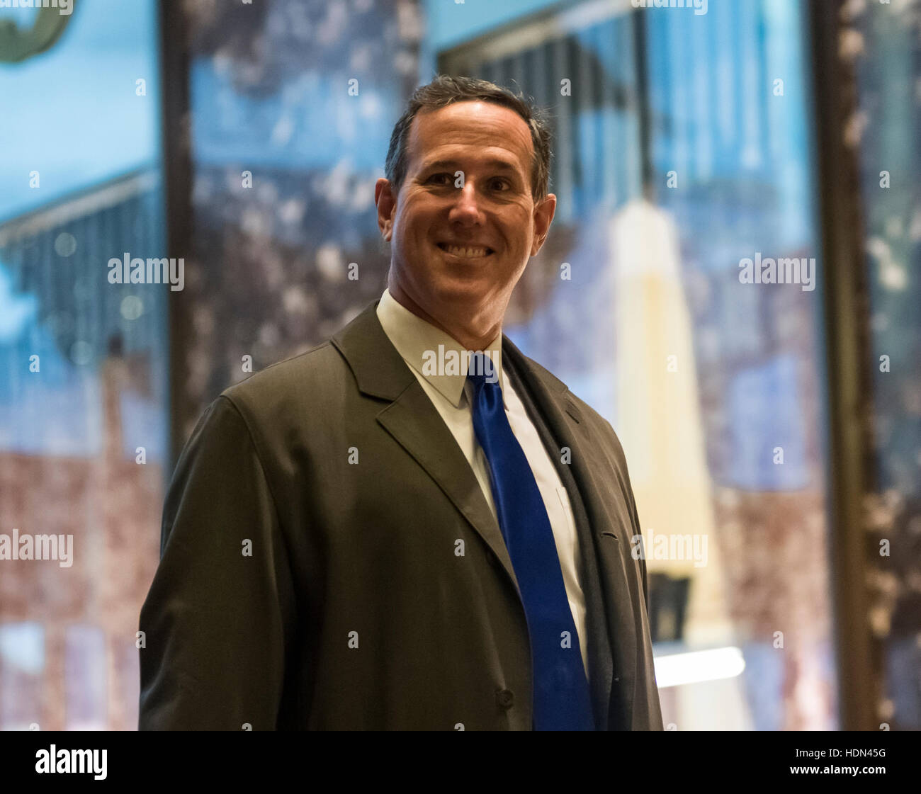 New York, NY, STATI UNITI D'AMERICA. 12 Dic, 2016. Ex Senatore della Pennsylvania Rick Santorum è visto nella lobby di Trump Tower a New York, NY, STATI UNITI D'AMERICA, 12 dicembre 2016. Il presidente usa eletto Donald Trump è l'organizzazione di riunioni a Trump Tower come egli continua a riempire in posizioni chiave nella sua nuova amministrazione. - Nessun filo SERVICE - foto: Albin Lohr-Jones/consolidato/Piscina/dpa/Alamy Live News Foto Stock