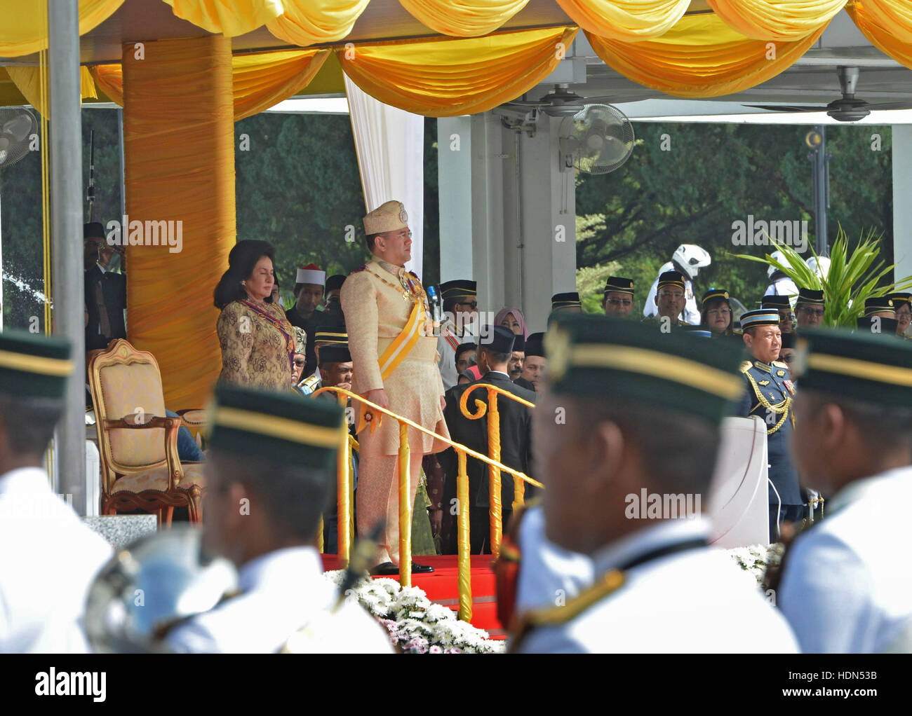 Kuala Lumpur, Malesia. Xiii Dec, 2016. Il sultano Maometto V (C) recensioni della guardia d'onore di Kuala Lumpur in Malesia, a Dic. 13, 2016. Sultan Muhammad V di Kelantan riuscito Tuanku Abdul Halim Mu'adzam Shah come la Malaysia è il prossimo "Yang Di Pertuan Agong,' o il capo di stato di martedì. Credito: Chong Voon Chung/Xinhua/Alamy Live News Foto Stock