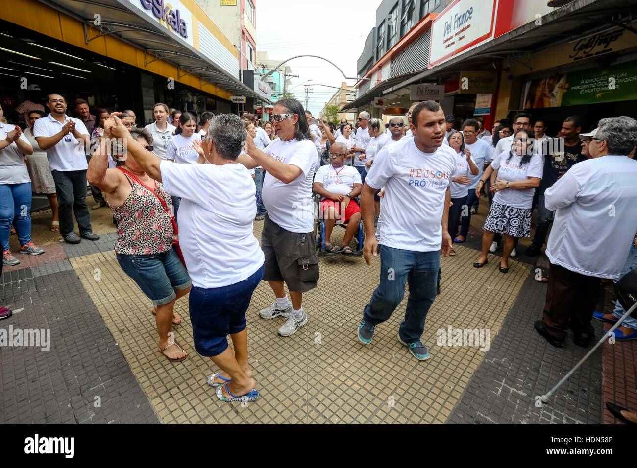 SÃO José dos Campos, SP - 13.12.2016: DIA NACIONAL DO DEFICIENTE VISUAL - hanno frequentato il Centro per la prevenzione e riabilitazione delle disabilità Vision (disposizione) hanno partecipato alla Giornata Nazionale dei non vedenti, il centro commerciale di Sao Jose dos Campos-SP, questa giornata mira a sensibilizzare il pubblico contro i pregiudizi e le discriminazioni, incoraggiando lo spirito di solidarietà umana. (Foto: Luis Lima Jr/Fotoarena) Foto Stock