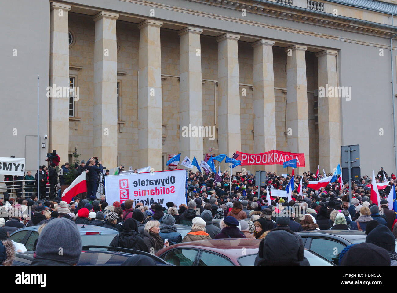 Wroclaw, Polonia. Xiii Dec, 2016. Le persone si radunano davanti alla sede provinciale per manifestare la loro protesta contro la politica del governo. Credito: Borys Szefczyk/Alamy Live News Foto Stock