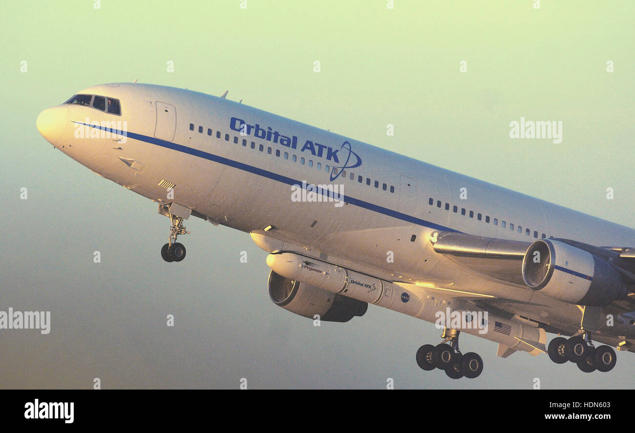 Cape Canaveral, in Florida, Stati Uniti d'America. 12 Dic, 2016. Una variante di Lockheed Martin L-1011 aereo decolla con un Pegasus XL rocket legato al suo ventre molle contenenti il ciclone Sistema globale di navigazione via satellite (CYGNSS) il 12 dicembre 2016 alla Cape Canaveral Air Force Station in Florida. L'orbitale ATK lancio di otto-satellite payload della NASA è stata strofinata circa un ora e mezza dopo il decollo a causa di un problema meccanico. La missione CYGNSS è progettato per migliorare le condizioni climatiche estreme predizione mediante la misurazione del vento all'interno di uragani e cicloni. Credito: Paul Hennessy/Alamy Live News Foto Stock
