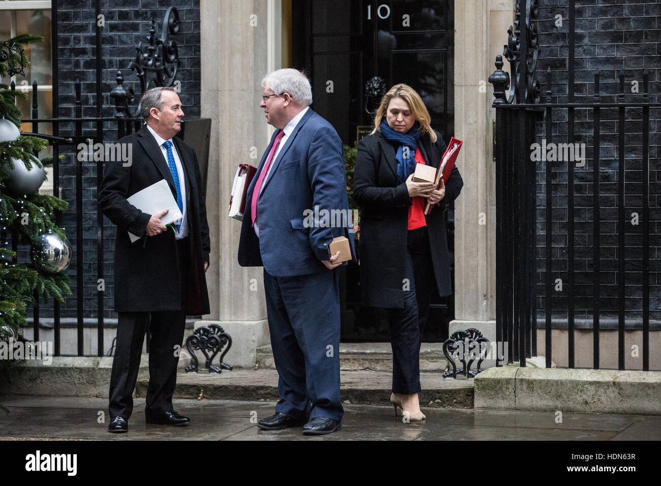 Londra, Regno Unito. 13 dicembre, 2016. Liam Fox MP (Segretario di Stato per il commercio internazionale), Karen Bradley MP (Segretario di Stato per la cultura e i mezzi di informazione e lo Sport) e Sir Patrick McLoughlin (cancelliere del ducato di Lancaster) lasciare 10 Downing Street a seguito di una riunione del gabinetto. Credito: Mark Kerrison/Alamy Live News Foto Stock