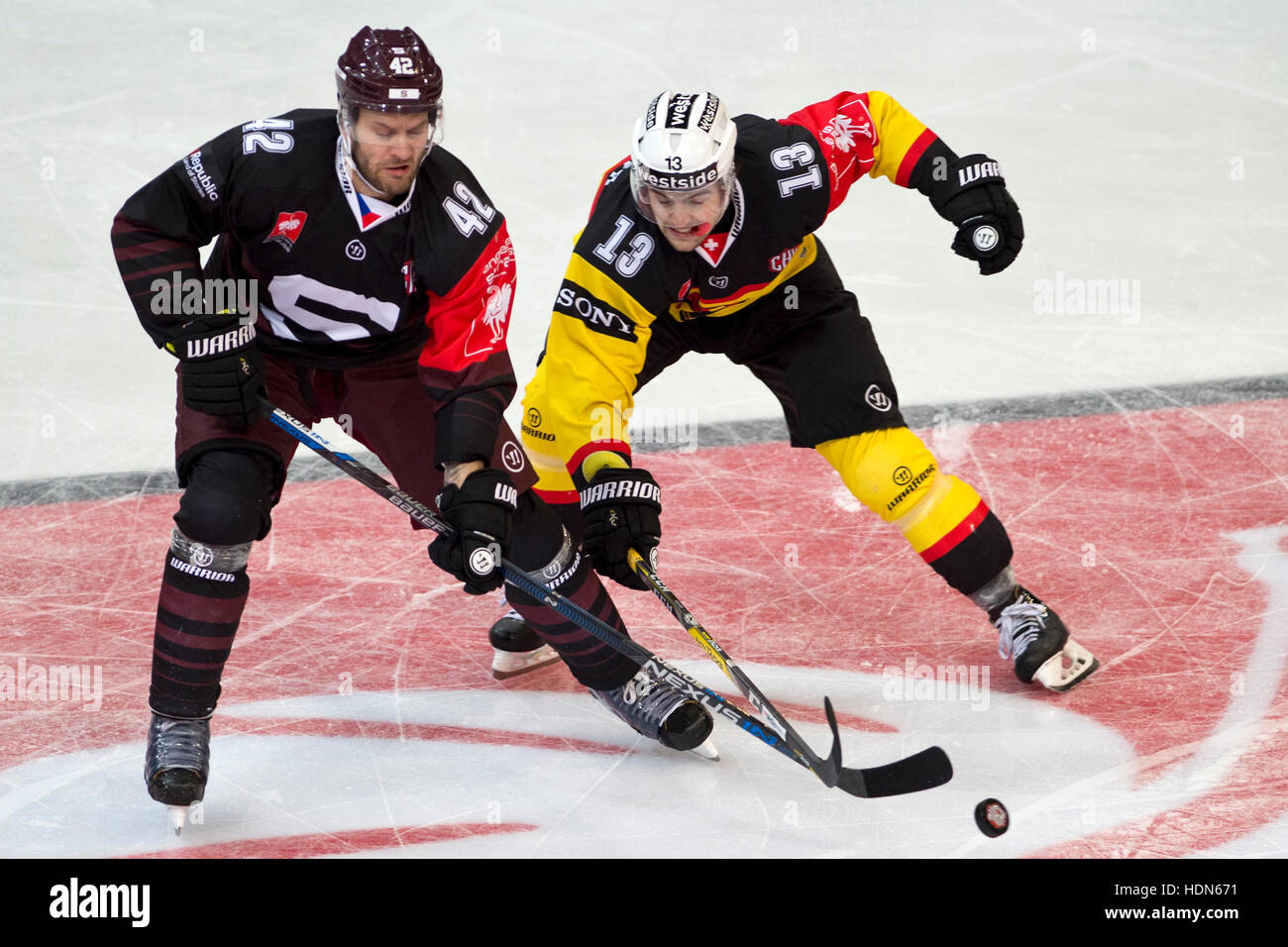 Praga, Repubblica Ceca. Xiii Dec, 2016. Da sinistra: Michal Barinka di Sparta e Luca Hischier di Berna in azione durante l'Hockey su Ghiaccio Champions League playoff quarti ritorno in gioco: Sparta Praha vs Berna, a Praga Repubblica Ceca, Dicembre 13, 2016. © Michal Kamaryt/CTK foto/Alamy Live News Foto Stock