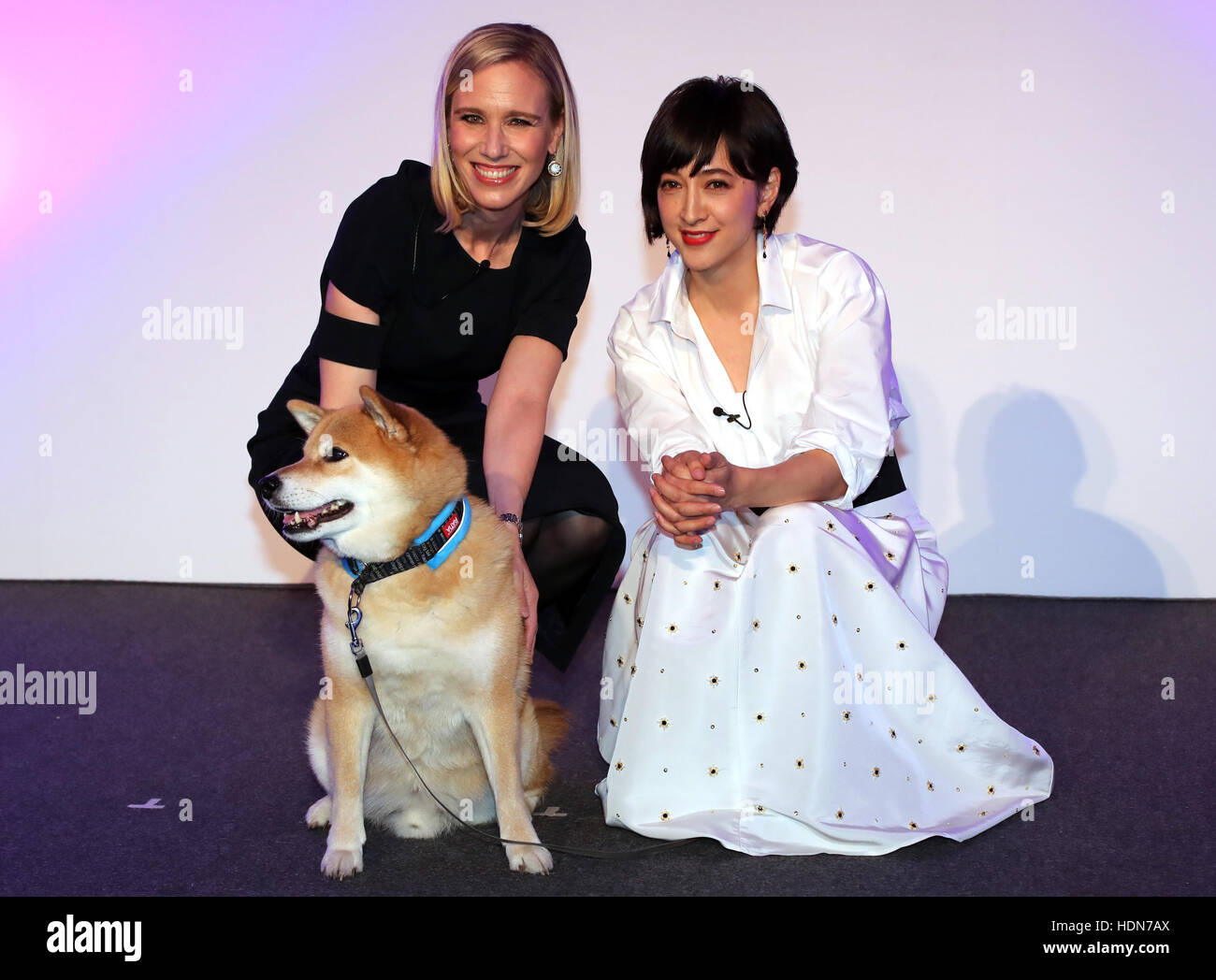 Tokyo, Giappone. Xiii Dec, 2016. Online di foto e la condivisione di video SNS Instagram Chief Operating Officer (COO) Marne Levine degli Stati Uniti pone giapponesi con il benessere degli animali promotore Christel Takigawa e una icona Instagram cane Maru in corrispondenza di un evento promozionale di Instagram a Tokyo il Martedì, Dicembre 13, 2016. Levine è ora qui per partecipare alla Assemblea mondiale per le donne (WAW!). Credito: Yoshio Tsunoda/AFLO/Alamy Live News Foto Stock